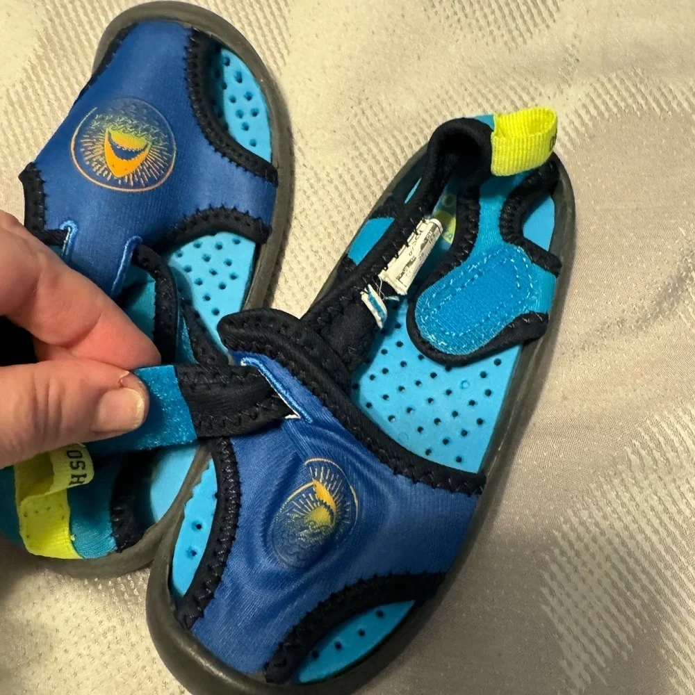 Kids Blue Water Shoes. Never Worn.  Osh kosh so great quality! 9M